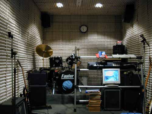 Room1.JPG (34619 bytes)